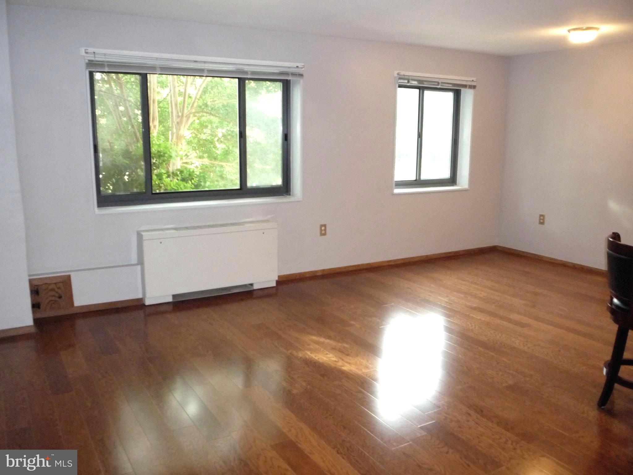 1300 South Arlington Ridge Road, Unit 103 Arlington, VA 22202 - Photo 8 of 30 Combined Living/Dining