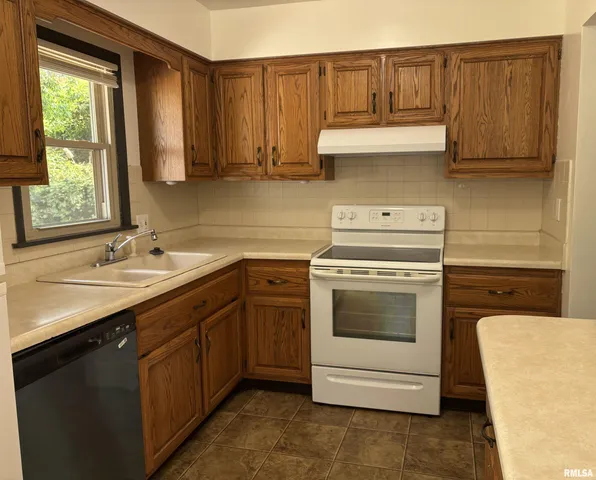 $1,595 | 2544 Glenn Street, Bettendorf, IA 52722