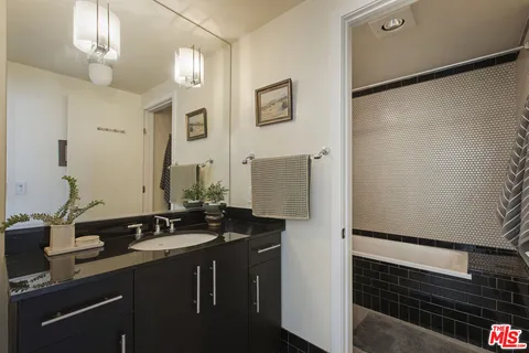 $997,000 | 4111 Sunset Boulevard, Unit 220, Los Angeles, CA 90029