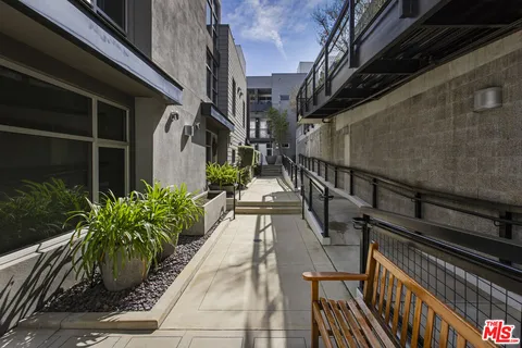 $997,000 | 4111 Sunset Boulevard, Unit 220, Los Angeles, CA 90029