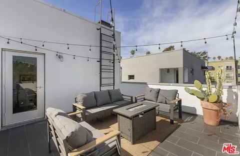 $997,000 | 4111 Sunset Boulevard, Unit 220, Los Angeles, CA 90029