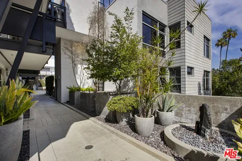 $997,000 | 4111 Sunset Boulevard, Unit 220, Los Angeles, CA 90029