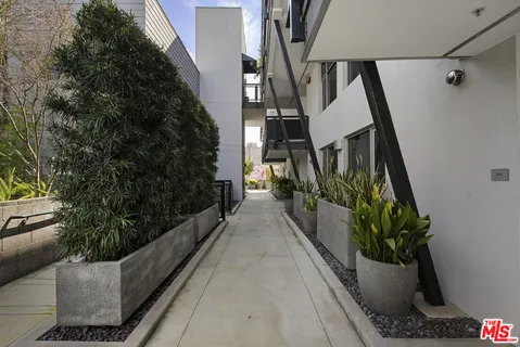 $997,000 | 4111 Sunset Boulevard, Unit 220, Los Angeles, CA 90029