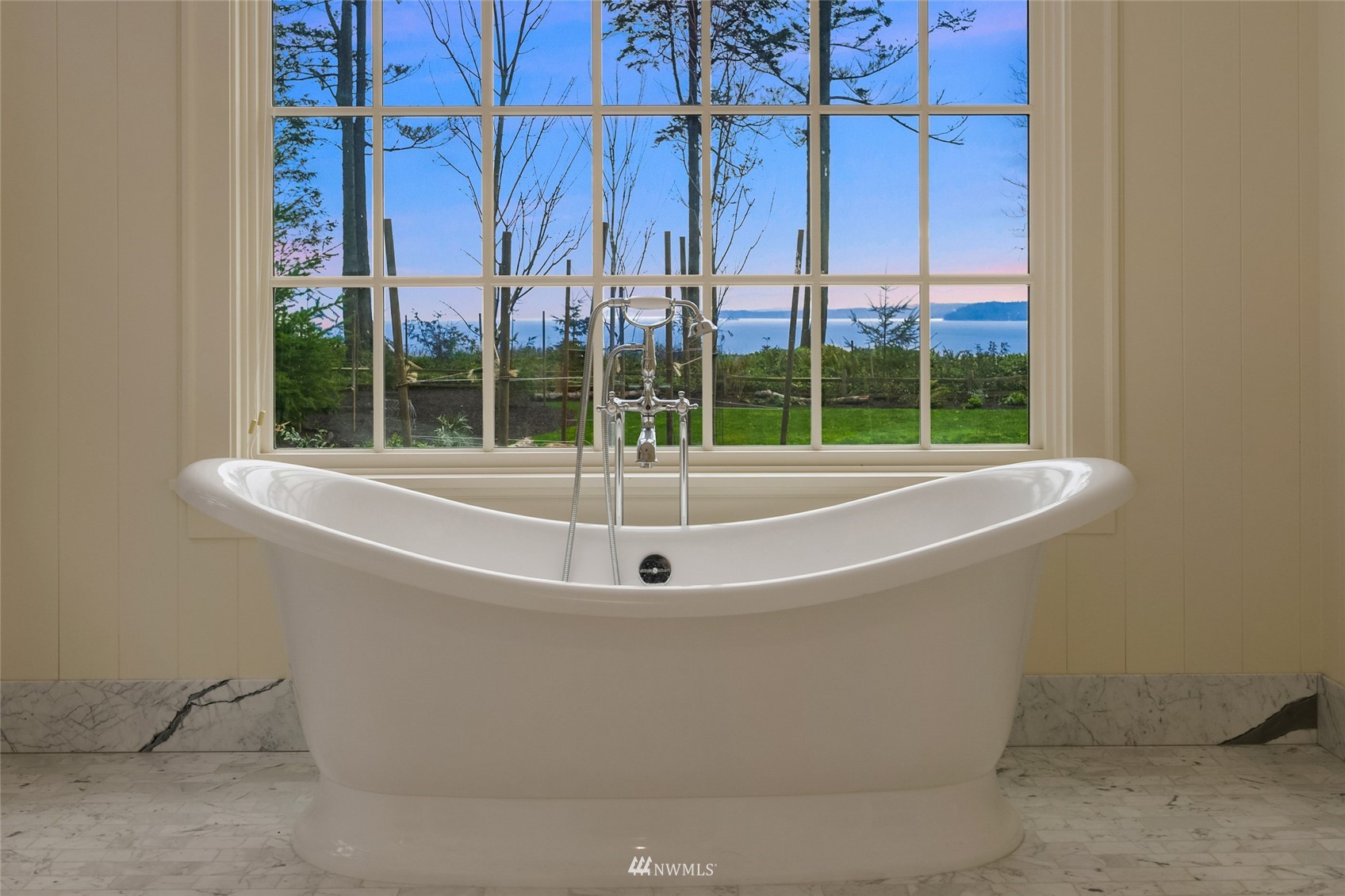 8143 Headlands Way Clinton, WA 98236 - Photo 12 of 26