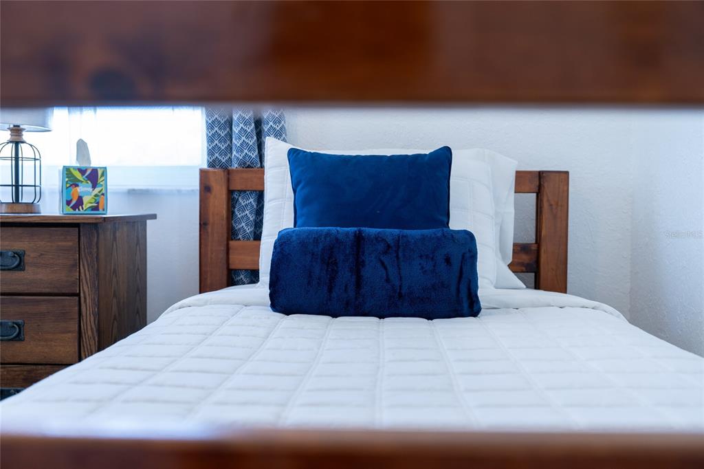 52 North York Road Avon Park, FL 33825 - Photo 30 of 44 a large bed sitting in a bedroom and a night stand