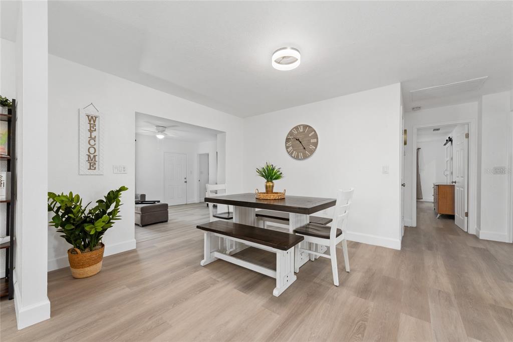 52 North York Road Avon Park, FL 33825 - Photo 9 of 44 a living room with furniture and a potted plant