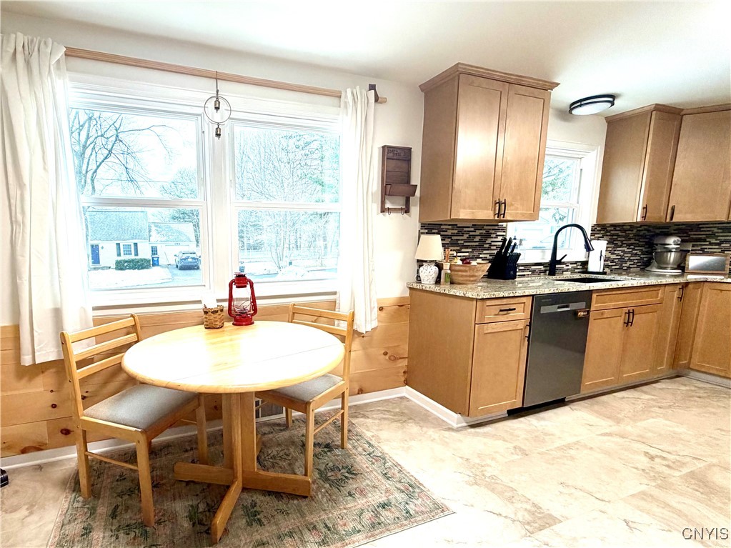 2 Battery Lysander, NY 13027 - Photo 15 of 38 Eat in area works great in a kitchen this large