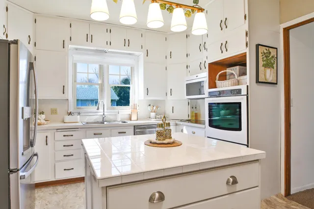 $380,000 | 929 East Elm Avenue, Waseca, MN 56093