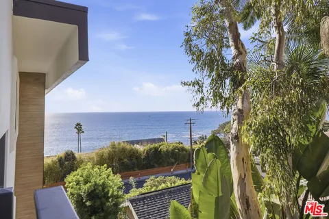 $1,599,000 | 2442 South Coast Highway, Unit 4, Laguna Beach, CA 92651