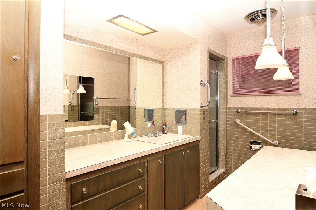 870 Sovereign Road Akron, OH 44303 - Photo 14 of 25 En-suite master bath
