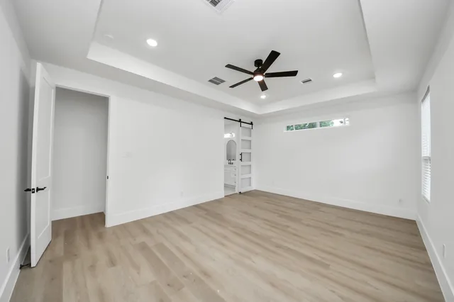 a en suite bathroom with a double vanity sink and mirror