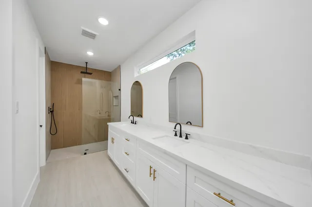a view of a livingroom with a ceiling fan and window