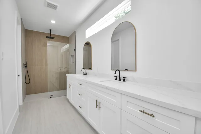 wooden floor in an empty room with a ceiling fan