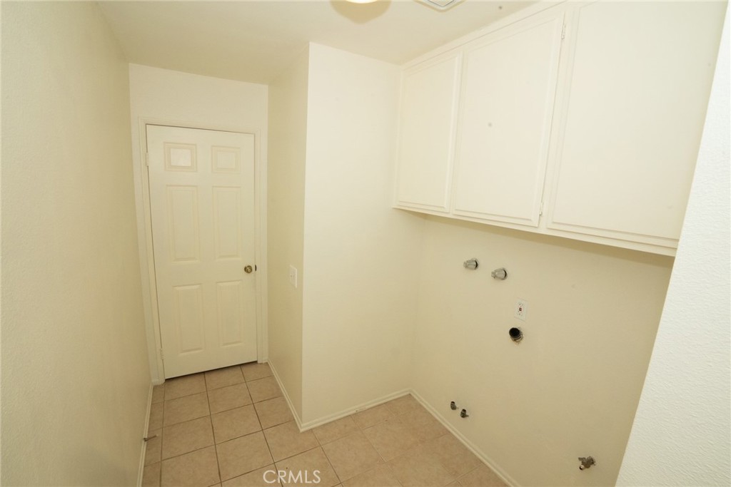 2607 Rochelle Place Simi Valley, CA 93063 - Photo 12 of 17 Laundry room