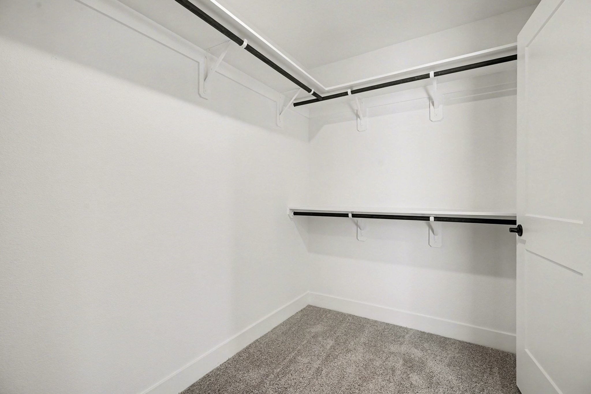 1 Keystone Court Angleton, TX 77515 - Photo 14 of 26 a view of a small room