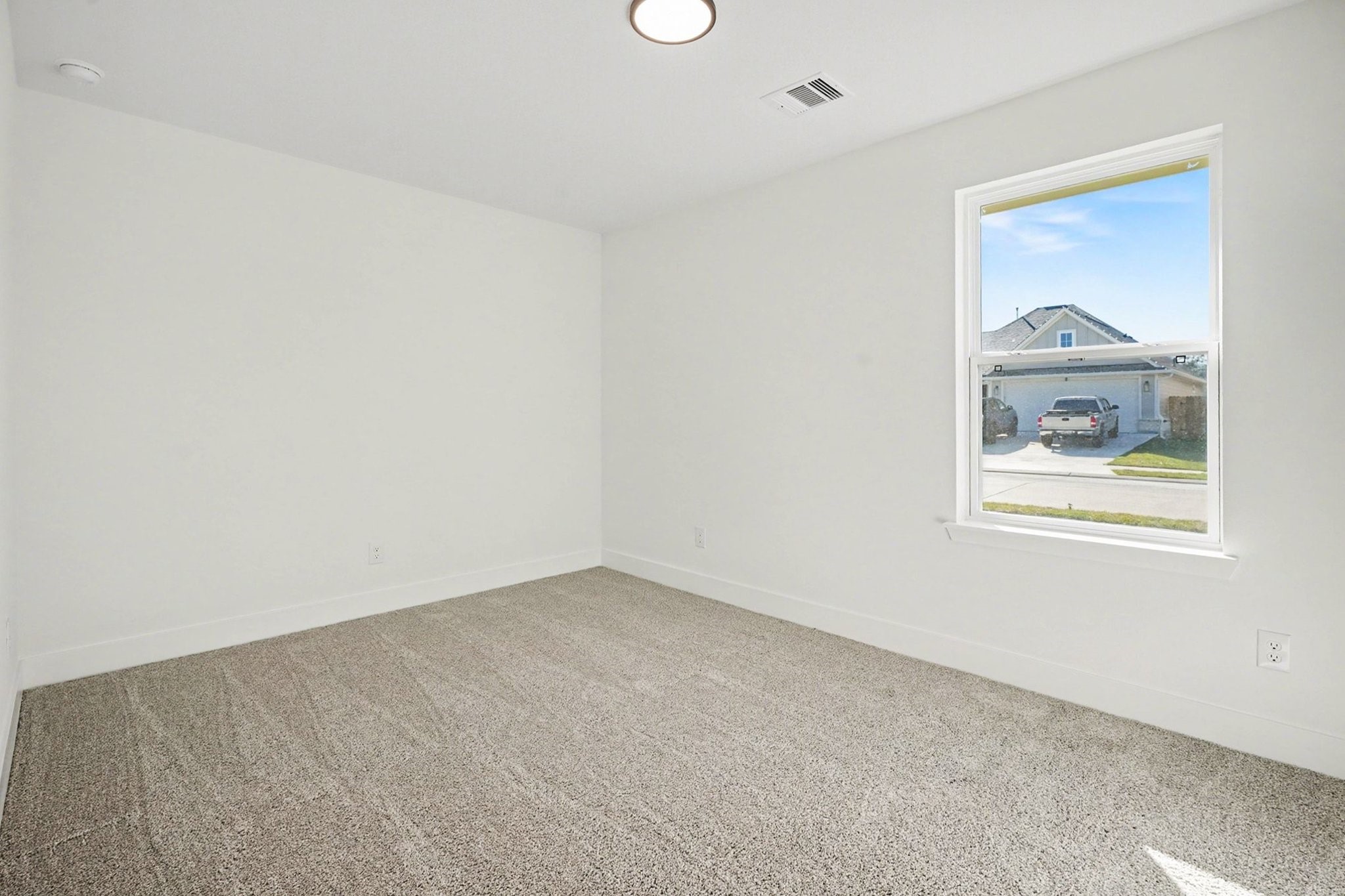 1 Keystone Court Angleton, TX 77515 - Photo 19 of 26 an empty room with a painting on the wall