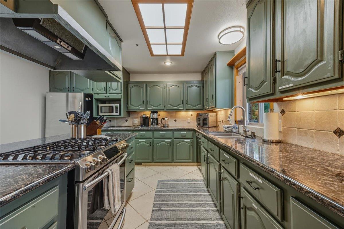 14752 Little Greenhorn Road Grass Valley, CA 95945 - Photo 10 of 35 a kitchen with stainless steel appliances granite countertop a sink and stove