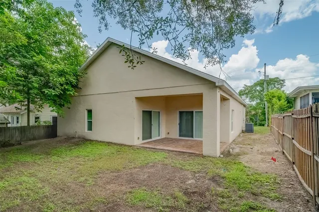 a view of a backyard