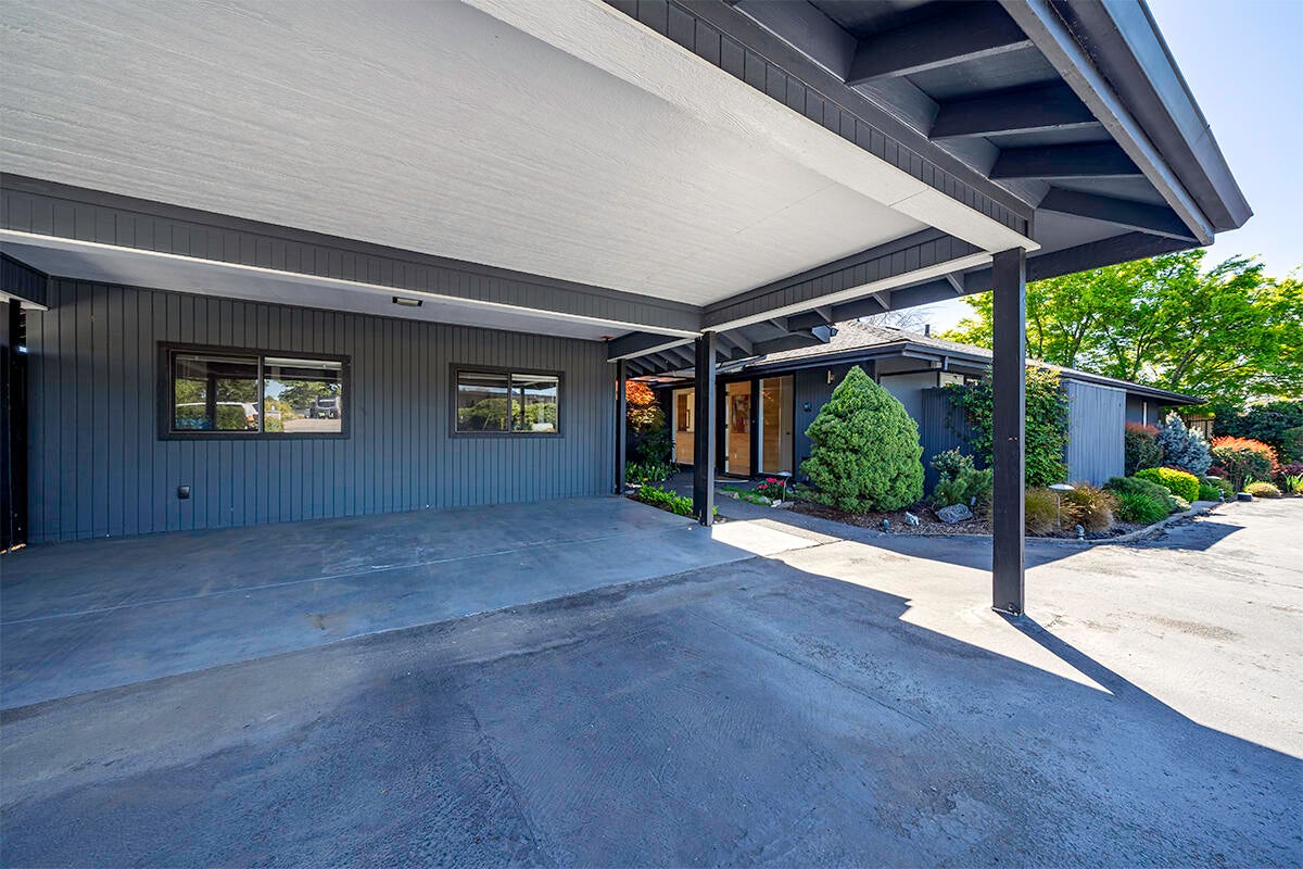 113 South Foothill Road Medford, OR 97504 - Photo 24 of 32 DSC07703-HDR-Edit