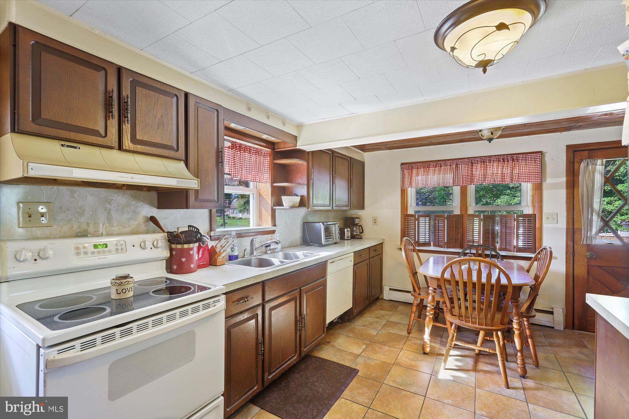 15 Sager Road Elizabethtown, PA 17022 - Photo 4 of 22 Kitchen