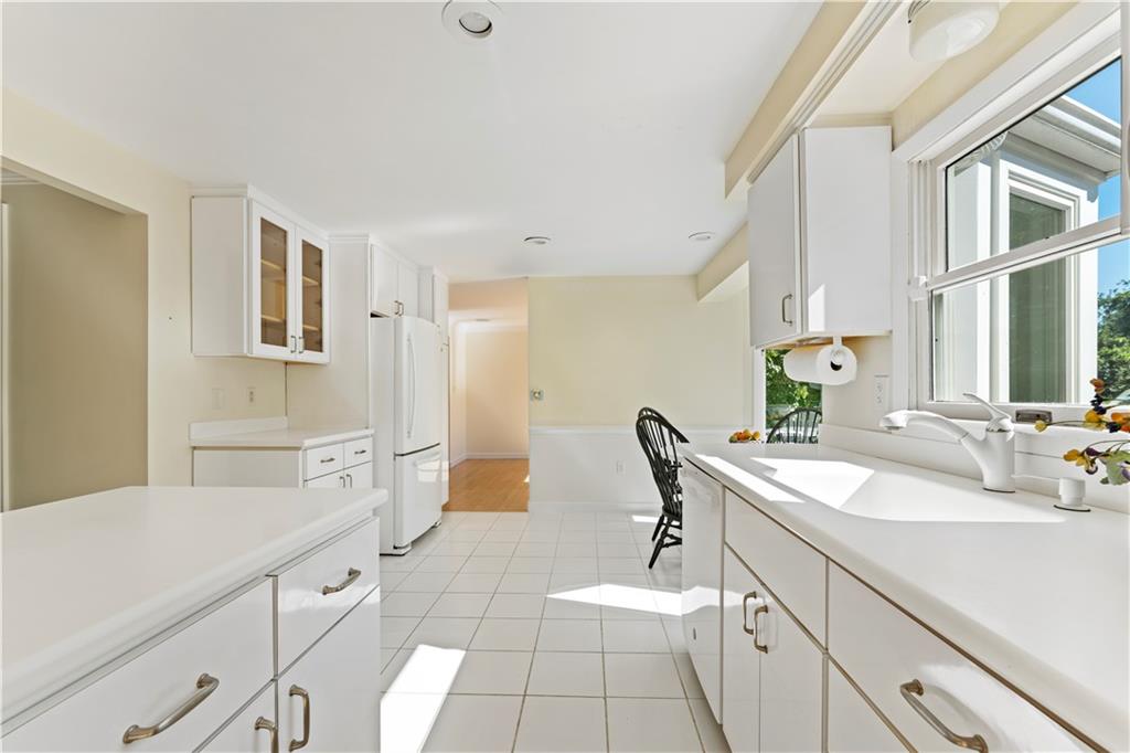 142 Lakeview Drive McKees Rocks, PA 15136 - Photo 8 of 25 Kitchen ... handsome white cabinetry ...