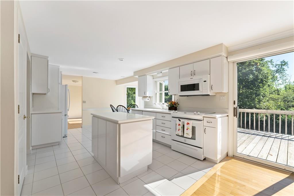 142 Lakeview Drive McKees Rocks, PA 15136 - Photo 9 of 25 Light & bright ... open floor plan ...