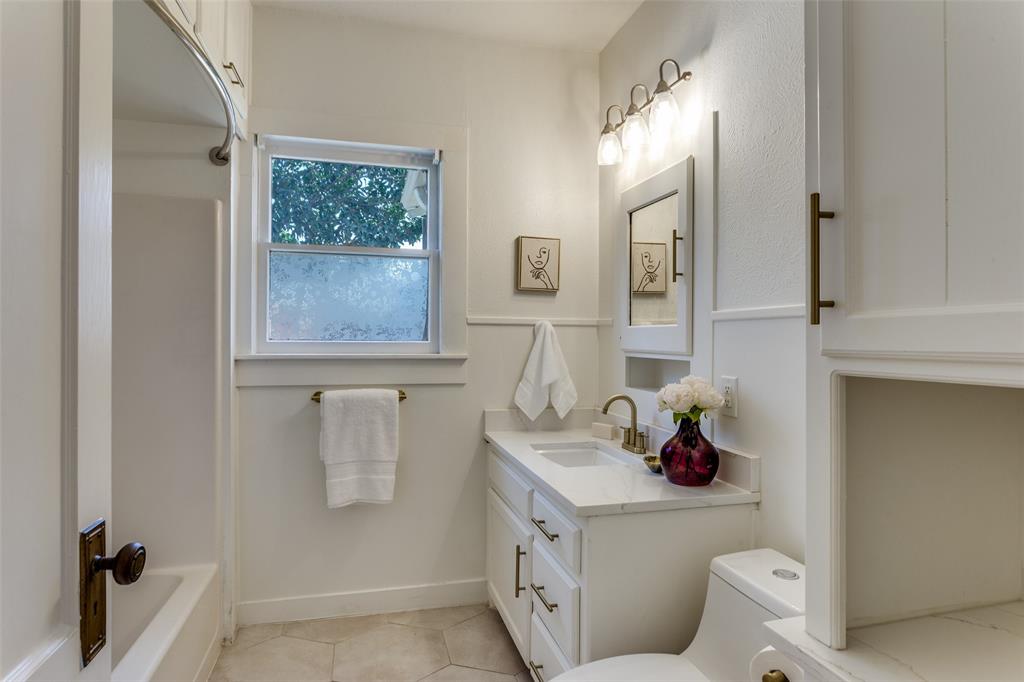4601 Pershing Avenue Fort Worth, TX 76107 - Photo 18 of 28 a bathroom with a tub sink and mirror
