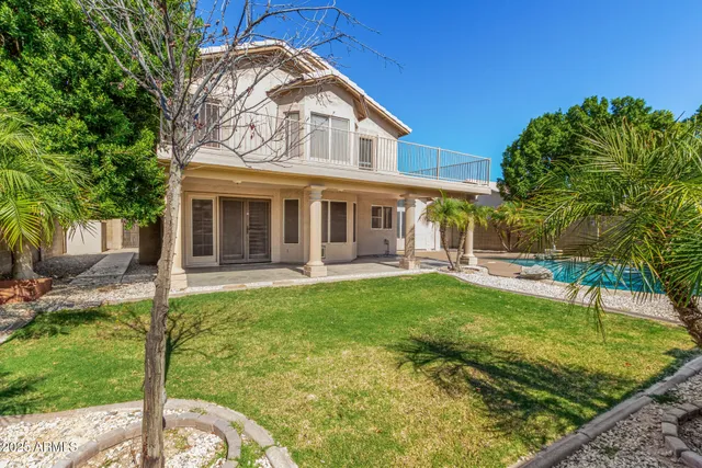 a view of a yard with palm trees