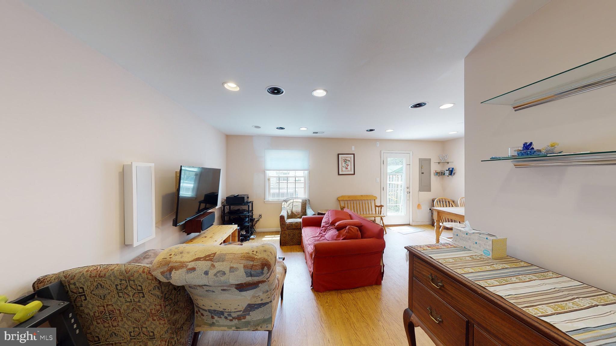 6424 Silver Ridge Circle Alexandria, VA 22315 - Photo 22 of 66 Living room
