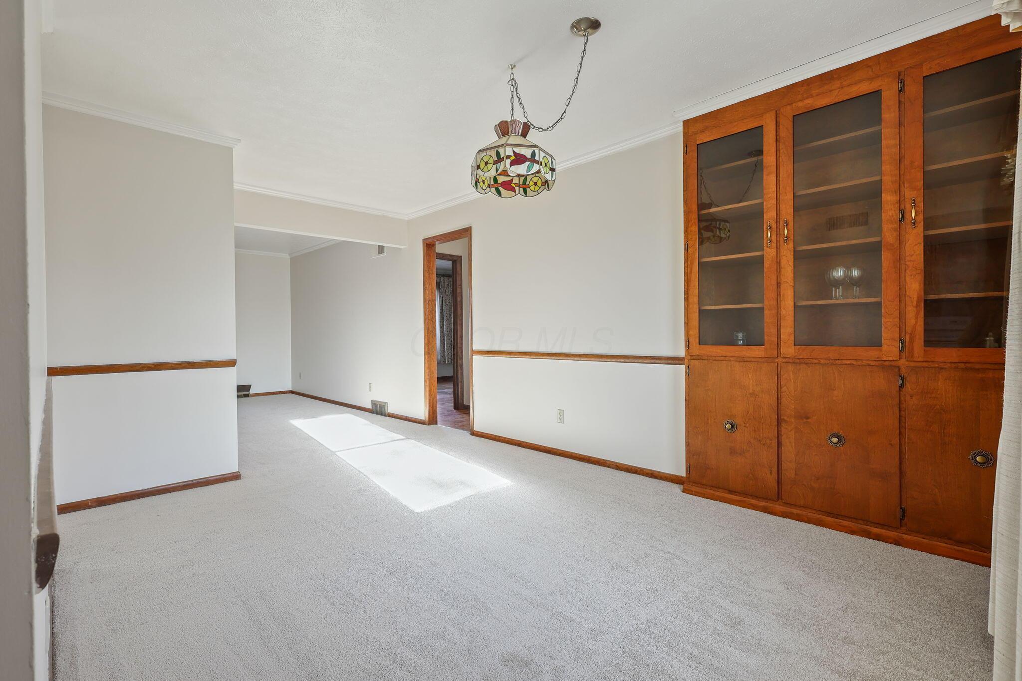 6066 Sandgate Road Columbus, OH 43229 - Photo 9 of 47 20-web-or-mls-G02A8515
