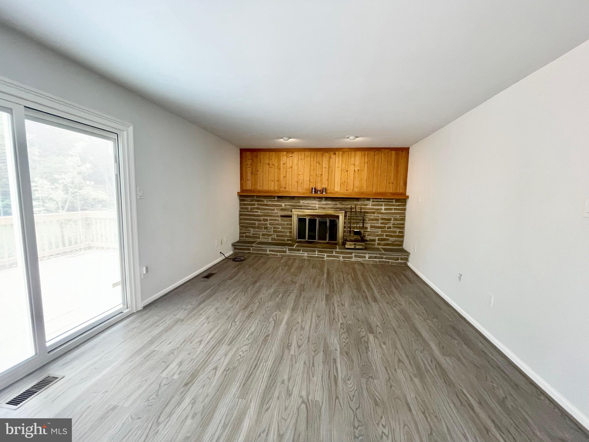 8600 Aqueduct Road Potomac, MD 20854 - Photo 20 of 66 Family Room With Sliding Glass Door to Deck