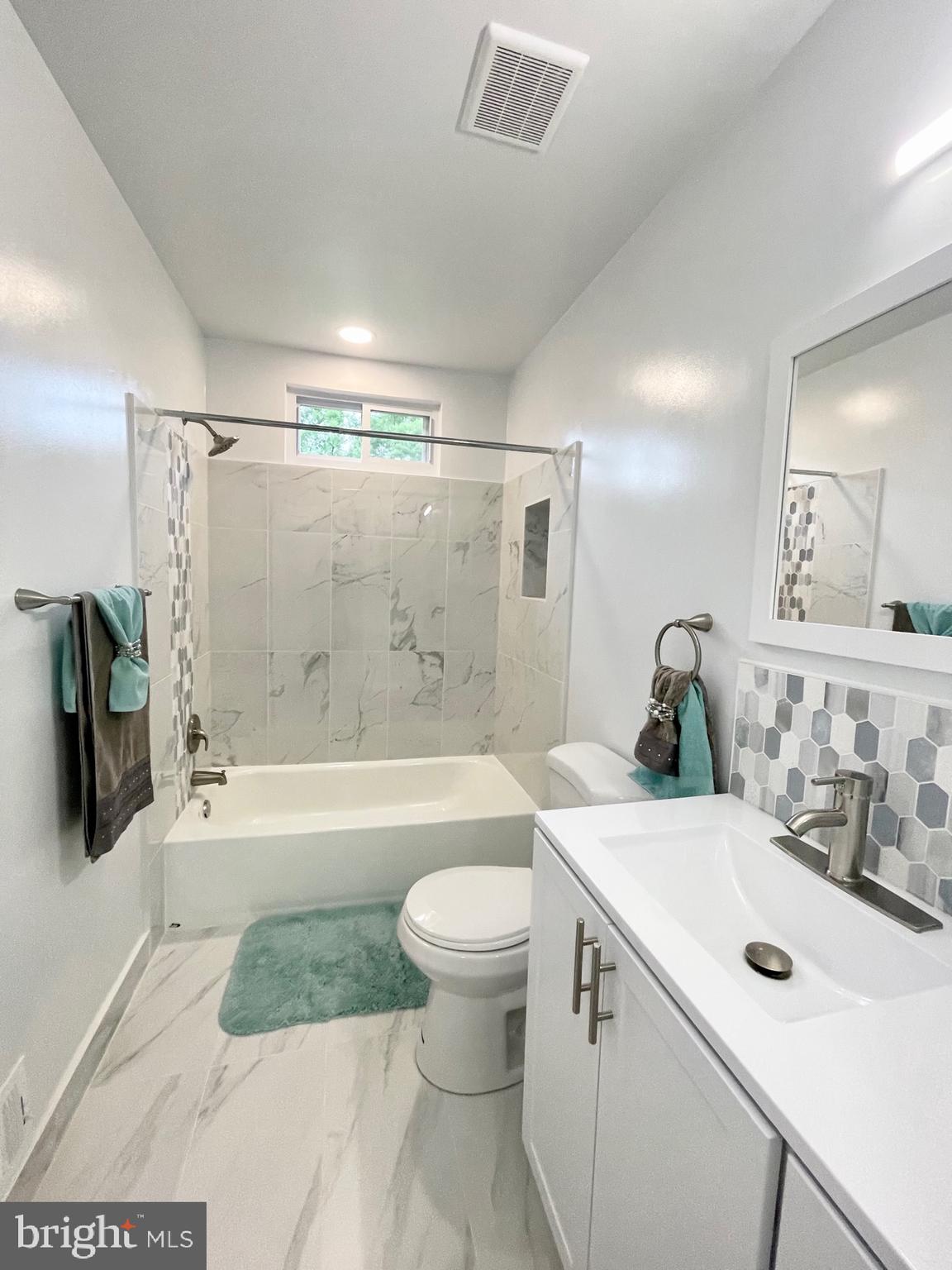 8600 Aqueduct Road Potomac, MD 20854 - Photo 41 of 66 Hallway Bath