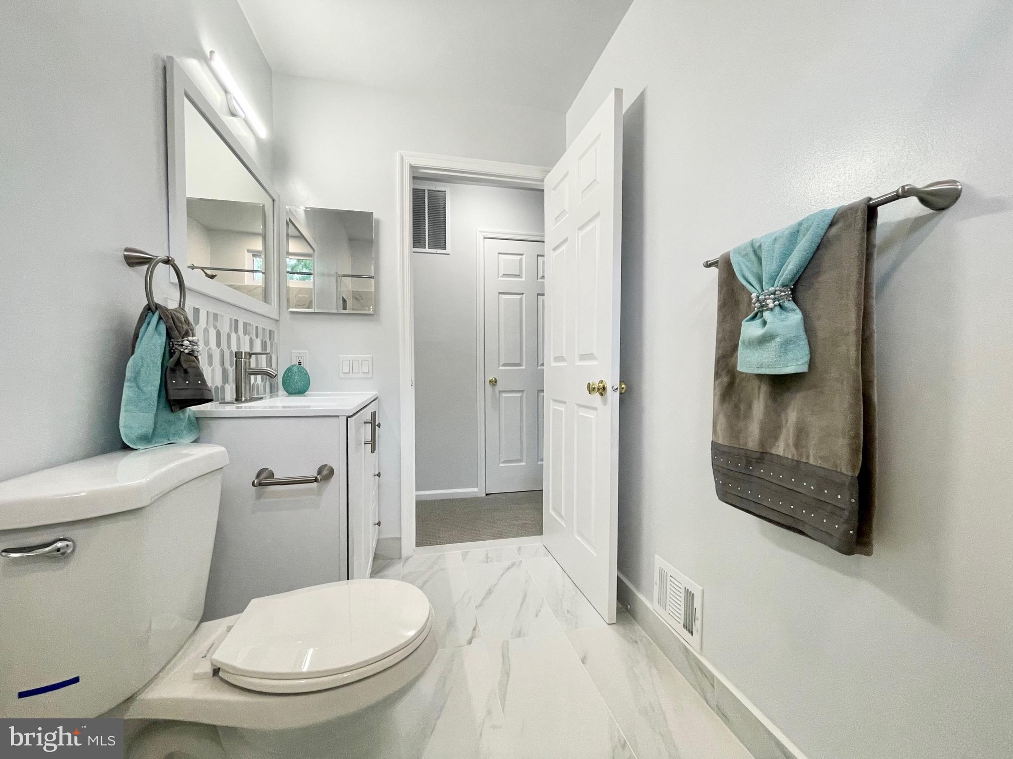 8600 Aqueduct Road Potomac, MD 20854 - Photo 43 of 66 Hallway Bath