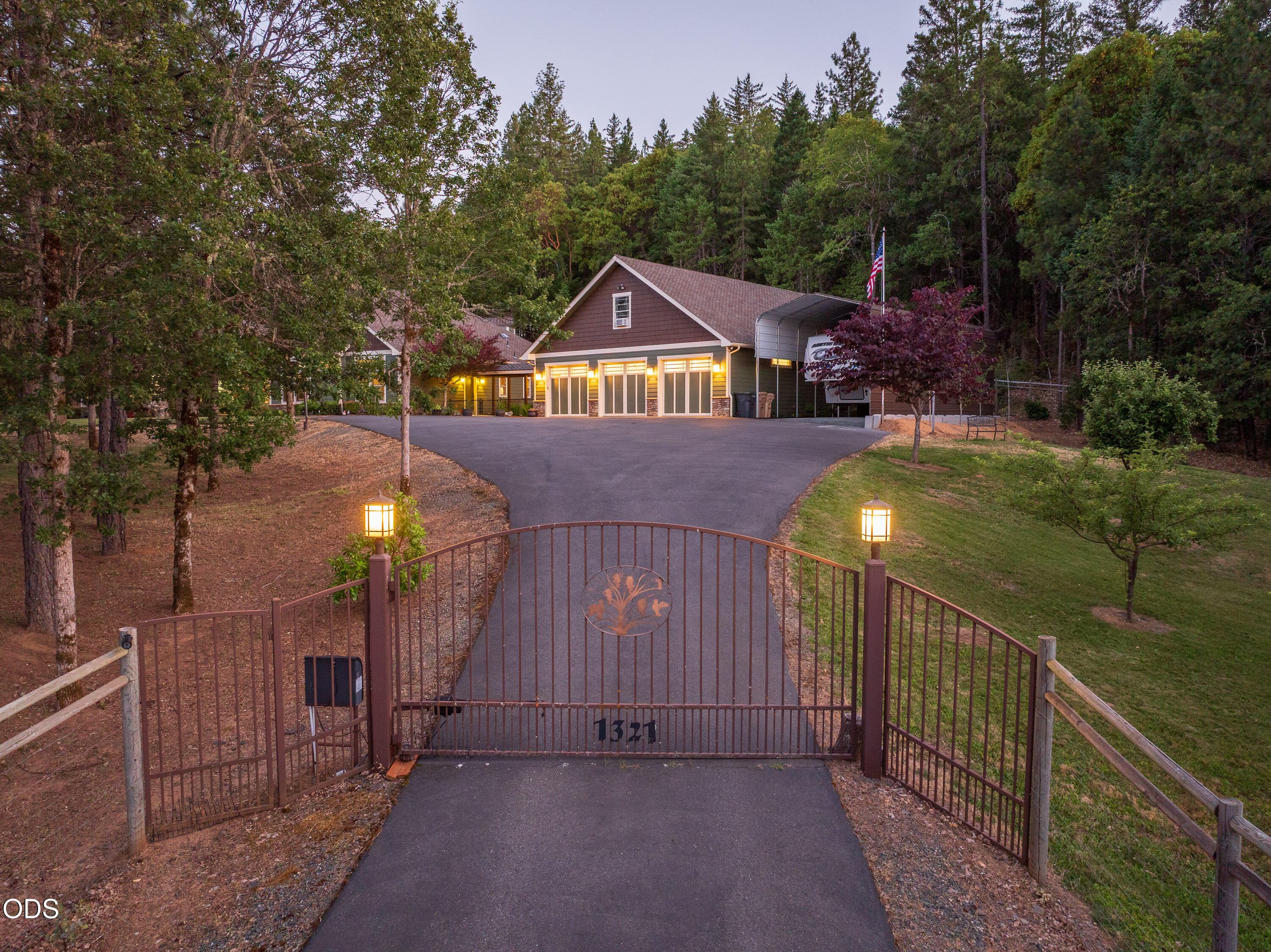 1321 Falcon Crest Lane Merlin, OR 97532 - Photo 4 of 57