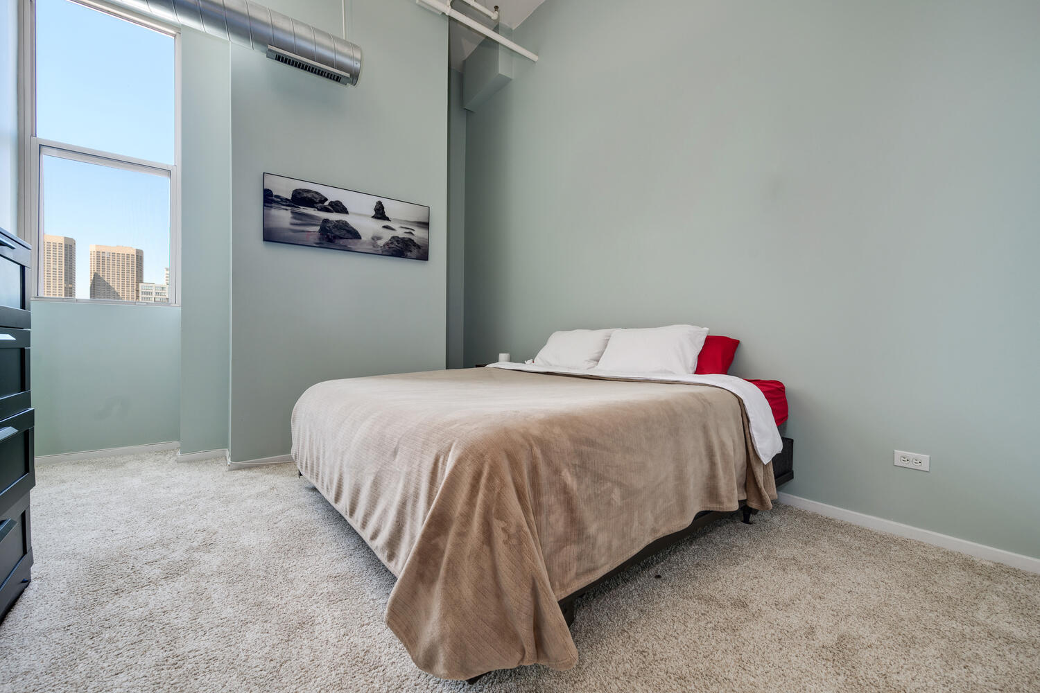 500 South Clinton Street, Unit 841 Chicago, IL 60607 - Photo 13 of 22 a bedroom with a bed and painting on the wall