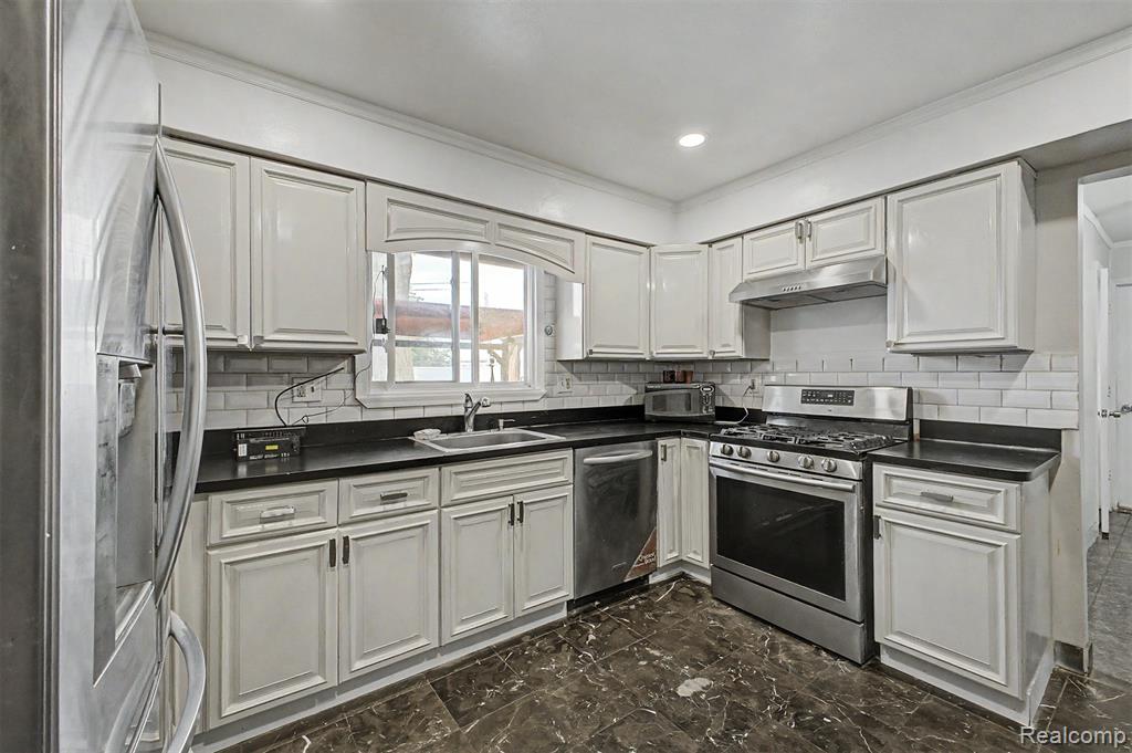 8650 Whitlock Avenue Dearborn, MI 48126 - Photo 9 of 40