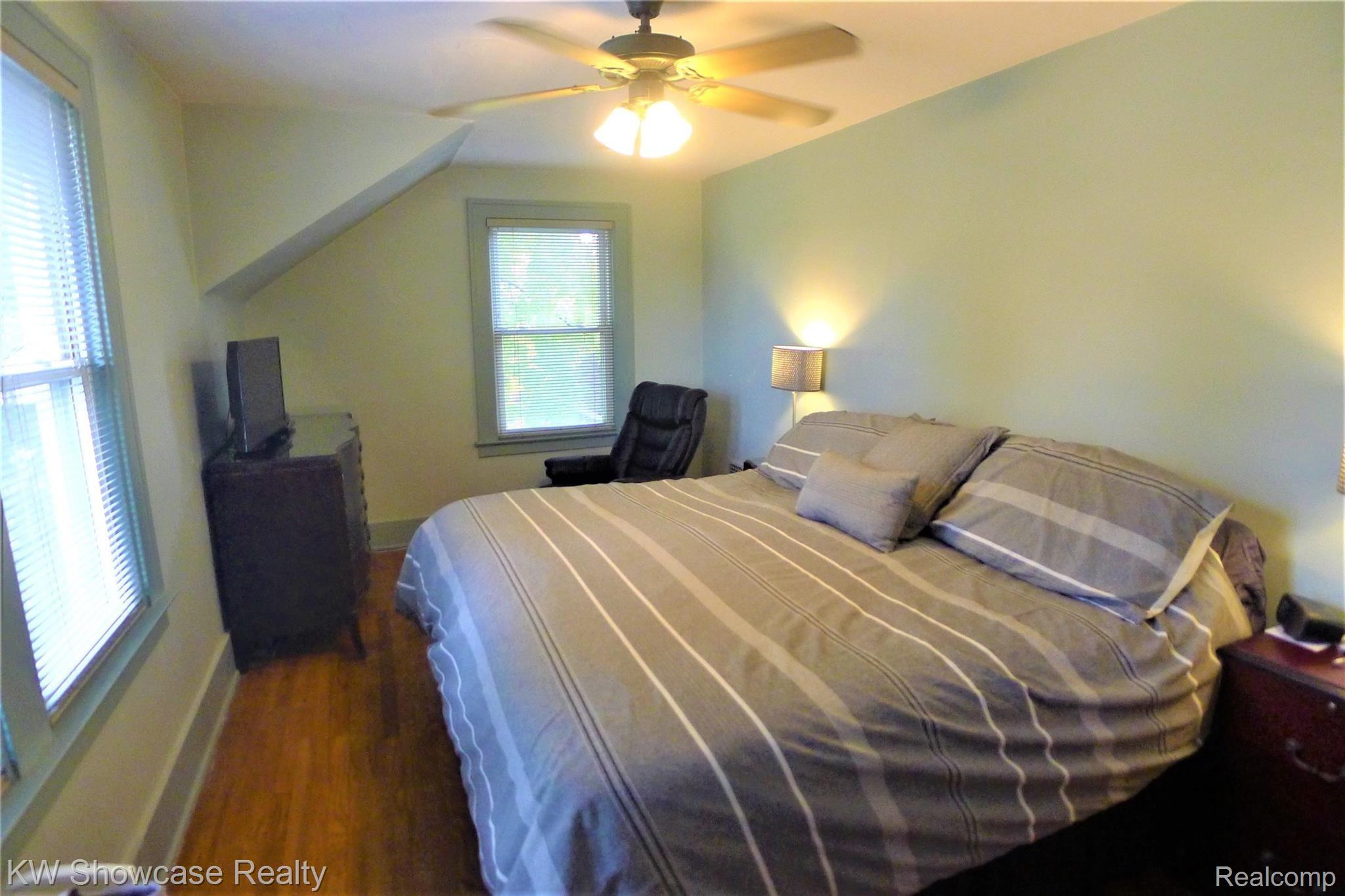 20934 Moross Road Grosse Pointe, MI 48236 - Photo 12 of 31 Spacious Master BR with hardwood floors.