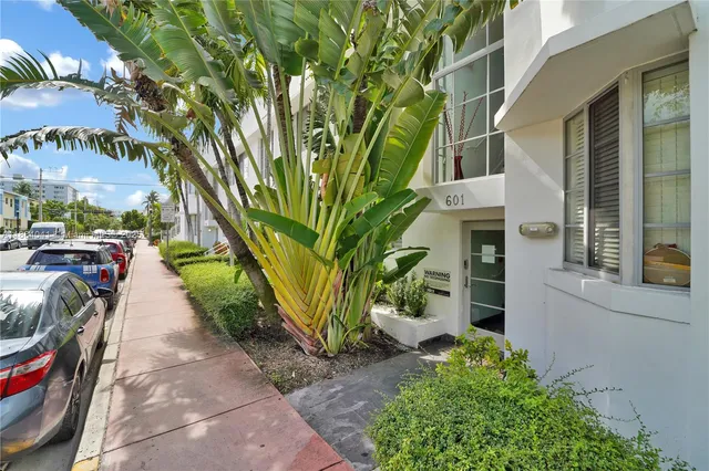 $2,100 | 601 11th Street, Unit 106, Miami Beach, FL 33139
