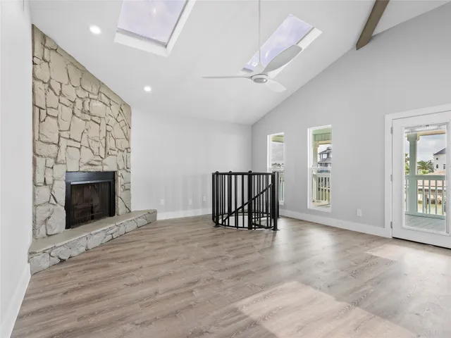 $2,900 | 1322 Oahu Drive, Tiki Island, TX 77554