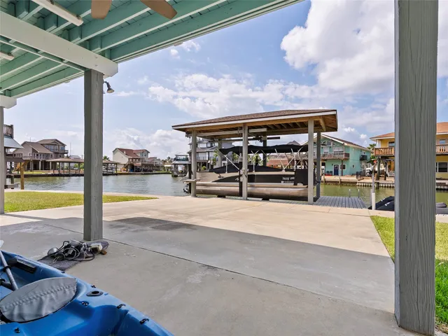 $2,900 | 1322 Oahu Drive, Tiki Island, TX 77554