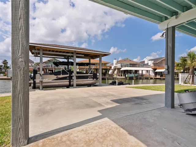 $2,900 | 1322 Oahu Drive, Tiki Island, TX 77554