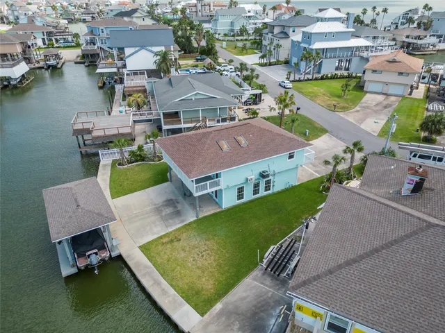 $2,900 | 1322 Oahu Drive, Tiki Island, TX 77554
