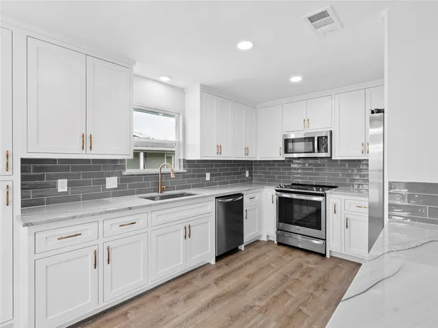 $2,900 | 1322 Oahu Drive, Tiki Island, TX 77554