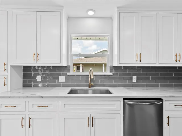 $2,900 | 1322 Oahu Drive, Tiki Island, TX 77554