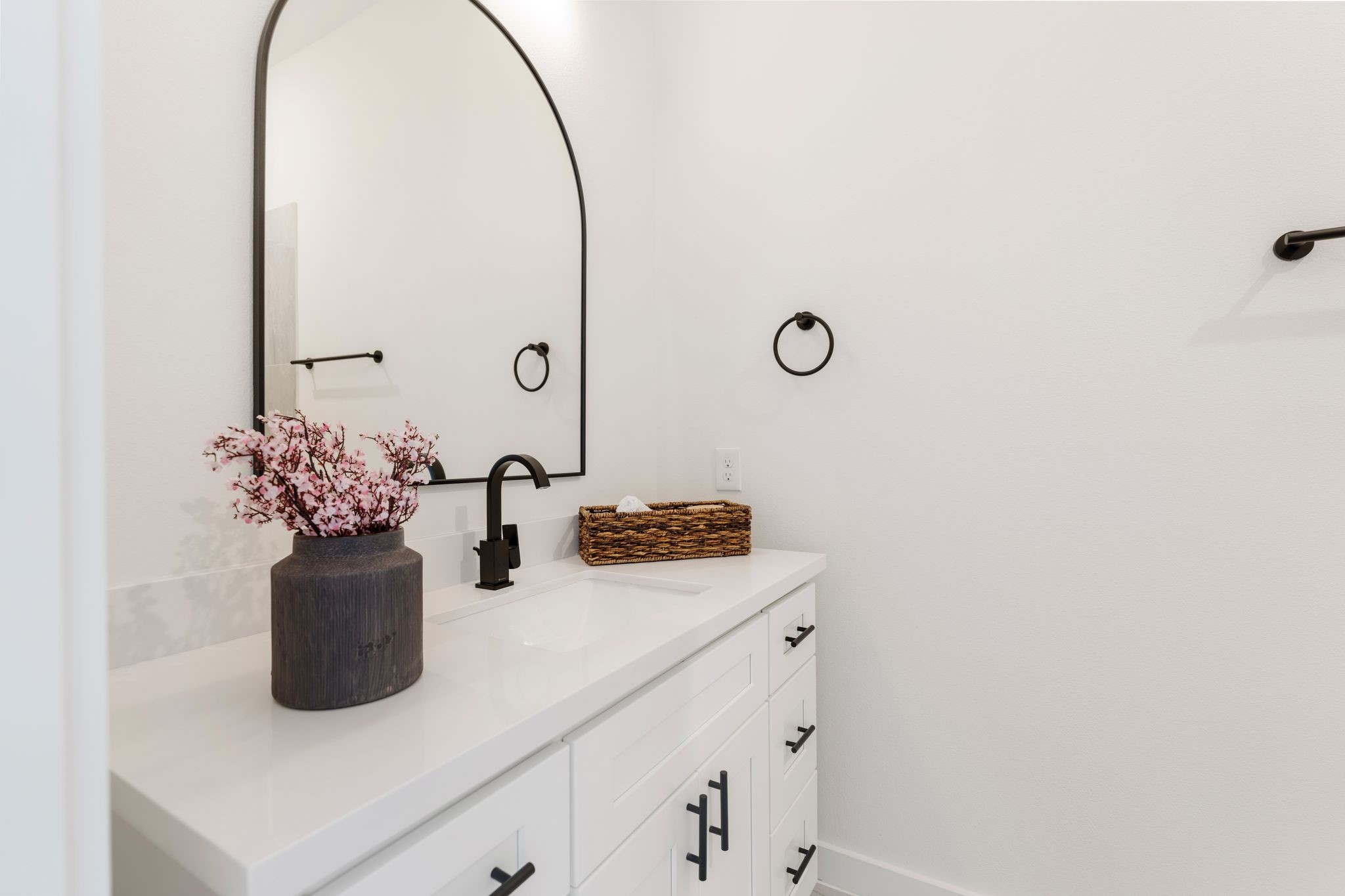 1215 Sampson Street Houston, TX 77003 - Photo 28 of 35 The stylish ensuite bathroom for the third bedroom.