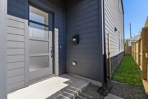 $549,000 | 1215 Sampson Street, Houston, TX 77003