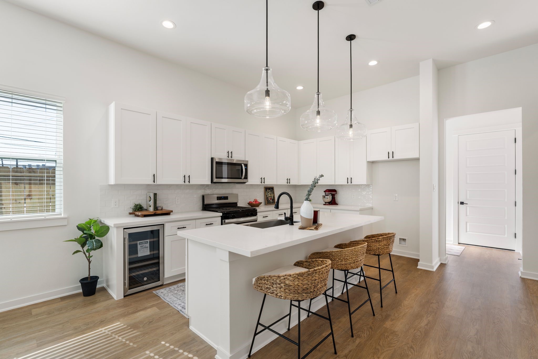 1215 Sampson Street Houston, TX 77003 - Photo 6 of 35 Another look into the kitchen.