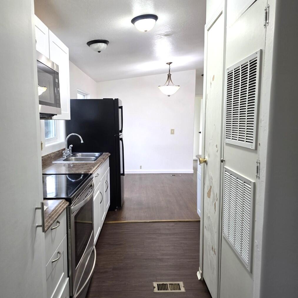 939 South Valley View Road, Unit 10 Ashland, OR 97520 - Photo 6 of 13 20260108_133259