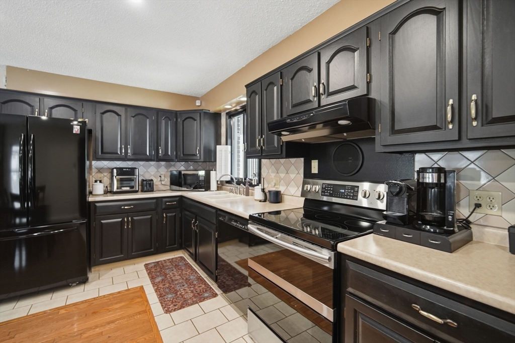958 Parker Street Springfield, MA 01129 - Photo 8 of 34