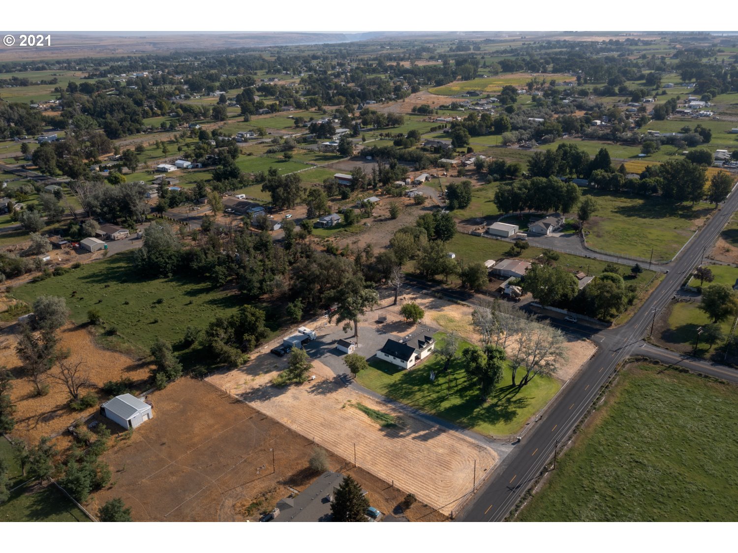 32575 Baxter Road Hermiston, OR 97838 - Photo 28 of 32 an aerial view of residential houses with outdoor space